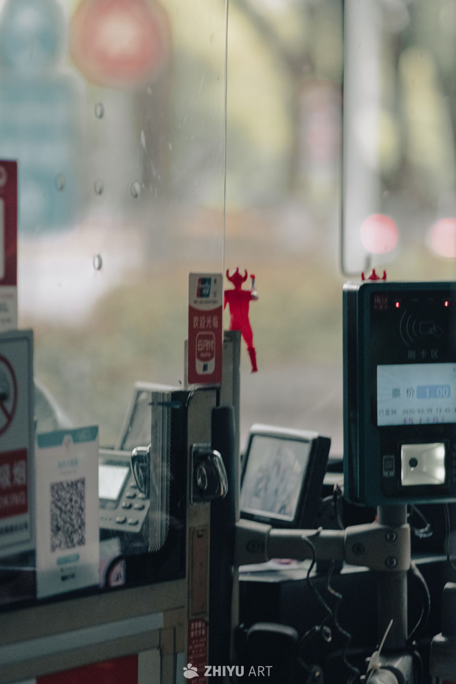 公交车刷卡机特写