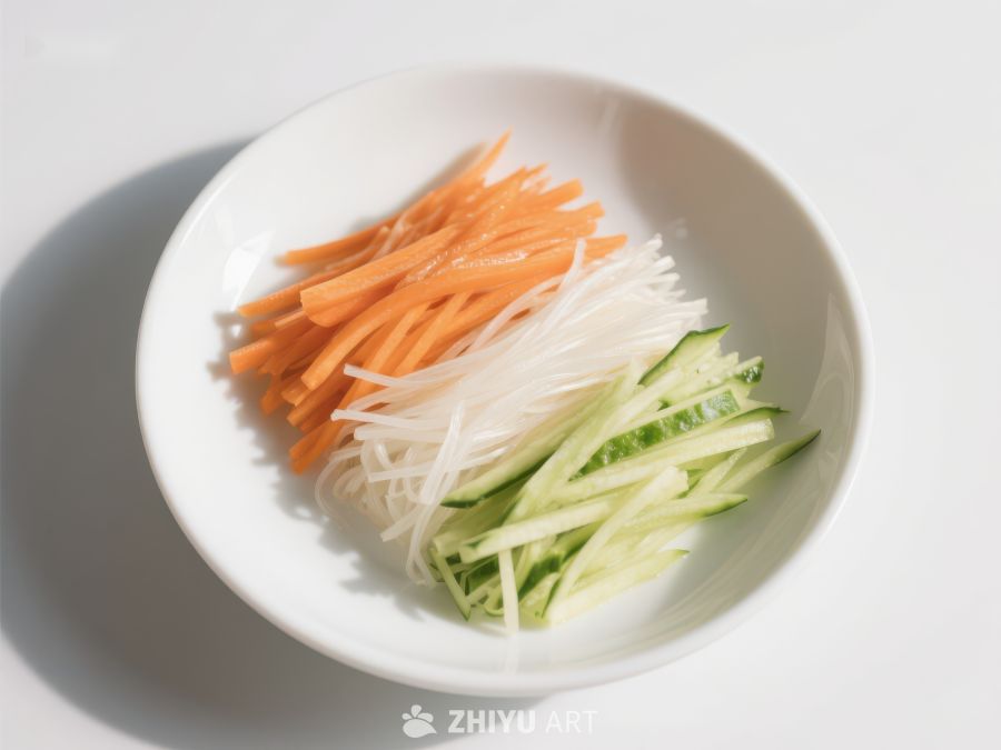 白碗中的胡萝卜、黄瓜和粉丝 1