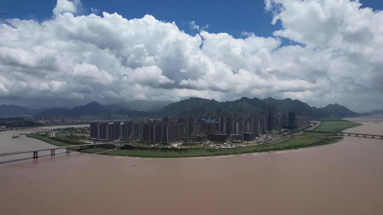 浙江温州瓯江城市高楼建筑蓝天白云航拍 