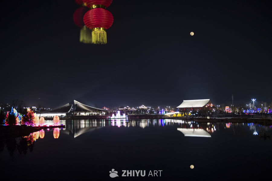 夜色中的灯笼与月光