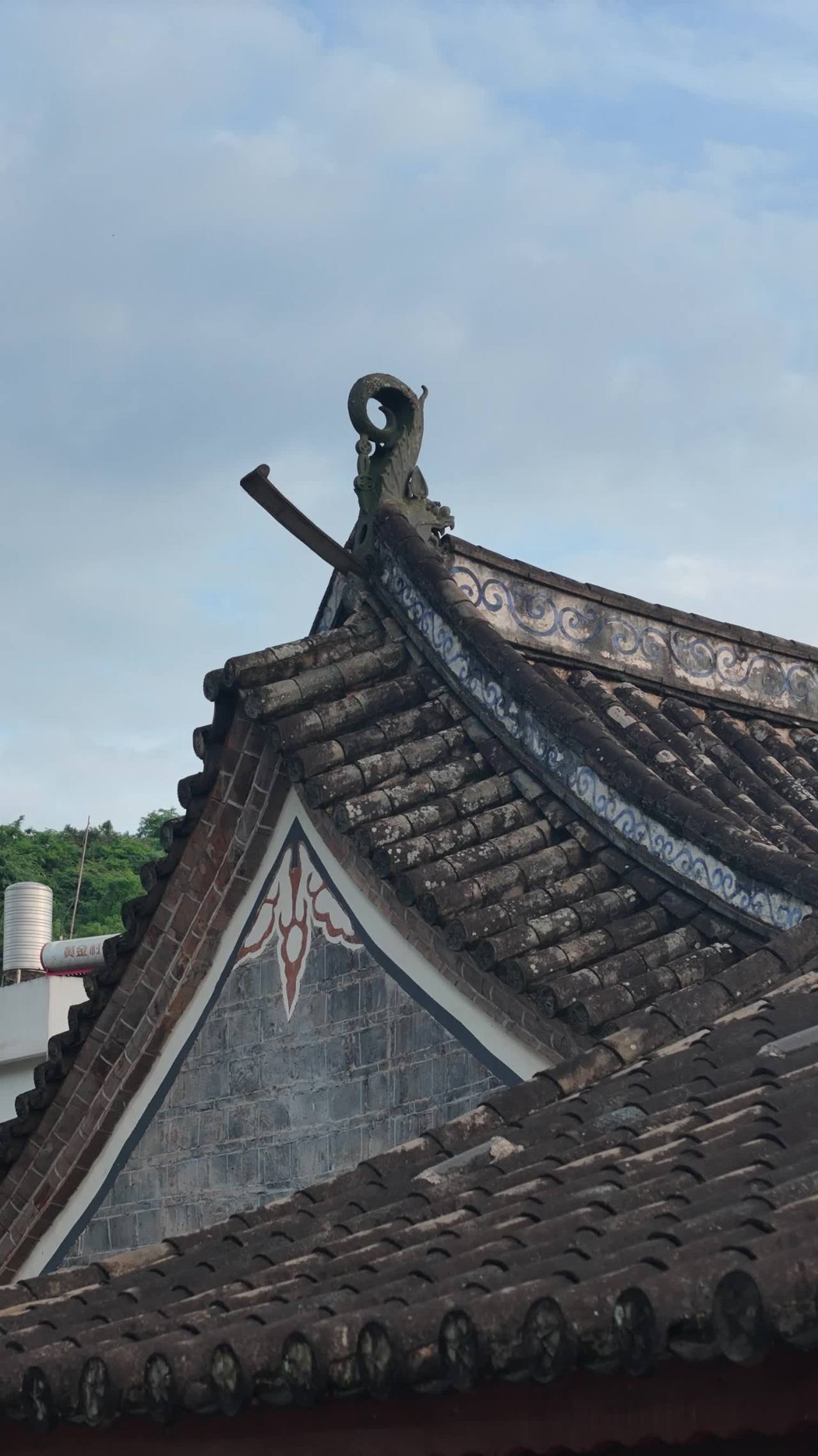 古建筑屋檐上的飞龙
