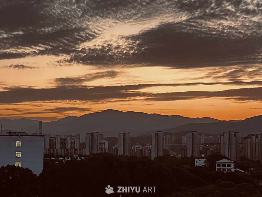 日落下的城市剪影