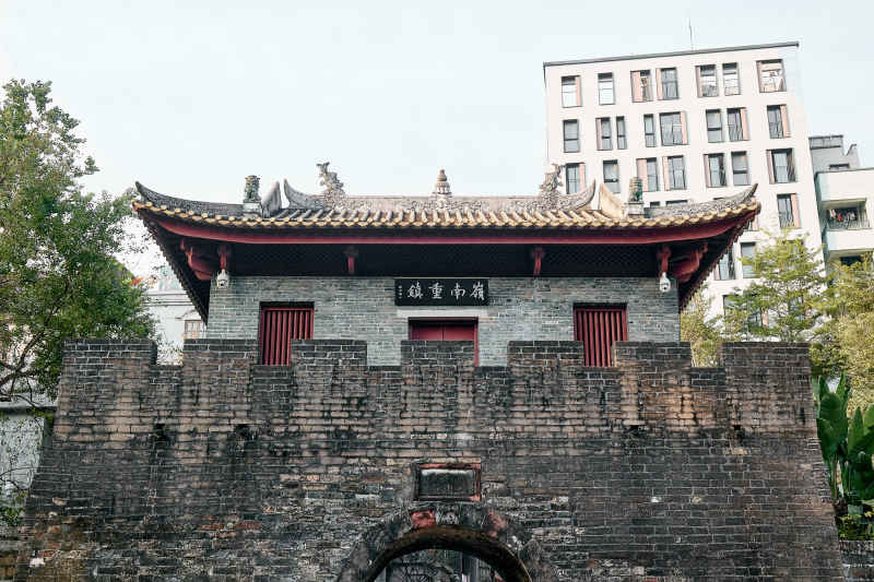 南头古城门