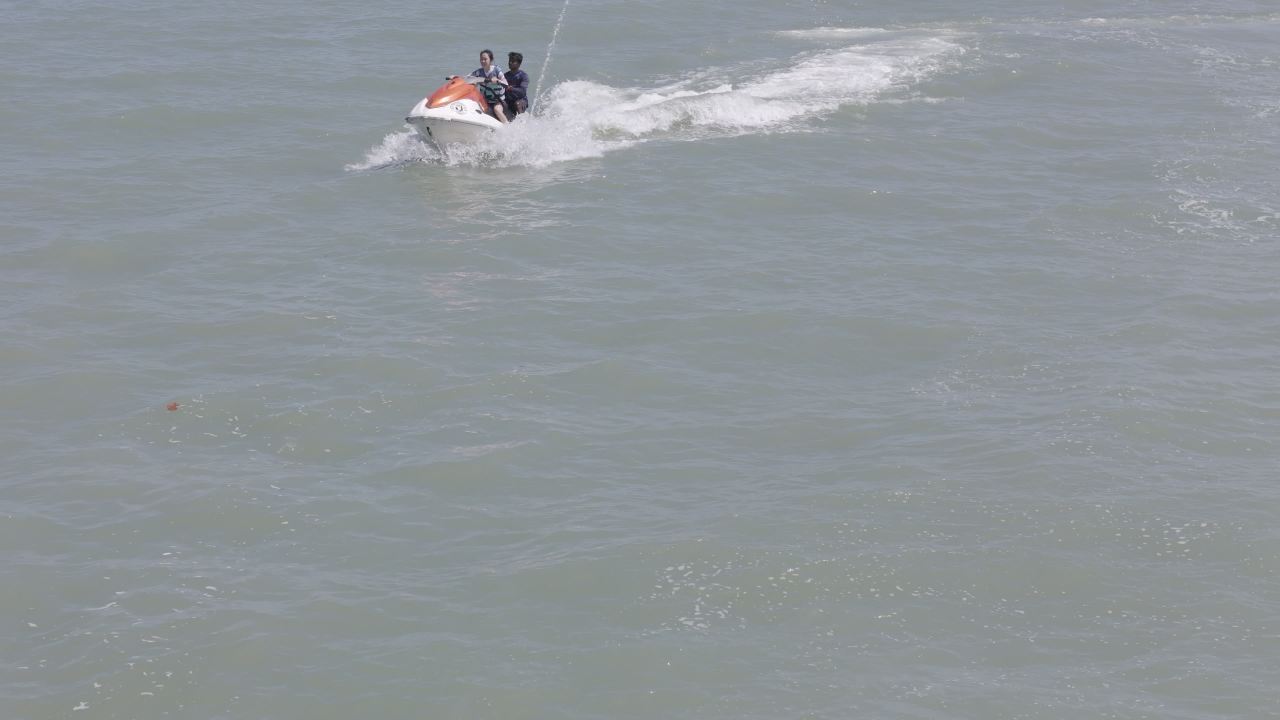 三人乘水上摩托远航