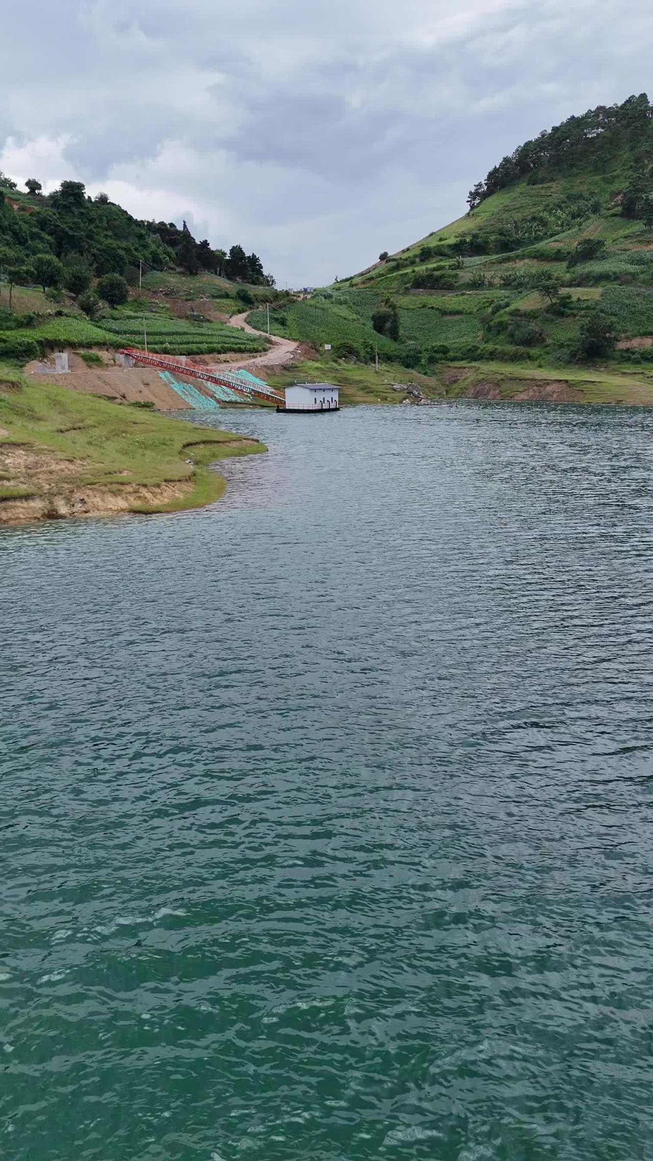 湖畔静谧时光