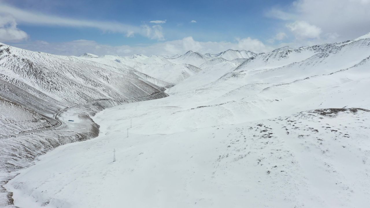 航拍西藏那曲比如县夏拉山雪景