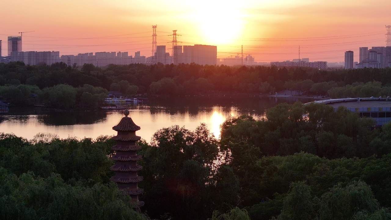 夕阳下的湖畔古塔