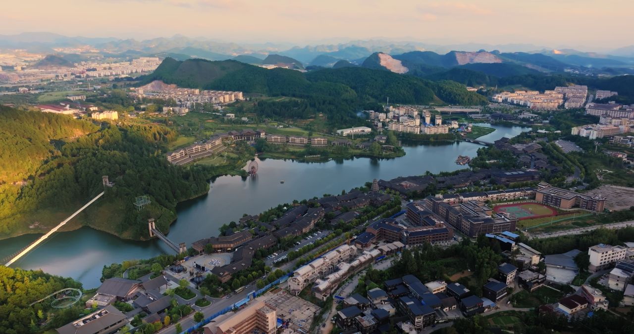 贵州黔东南丹寨县日落丁达尔效应城市风光航拍