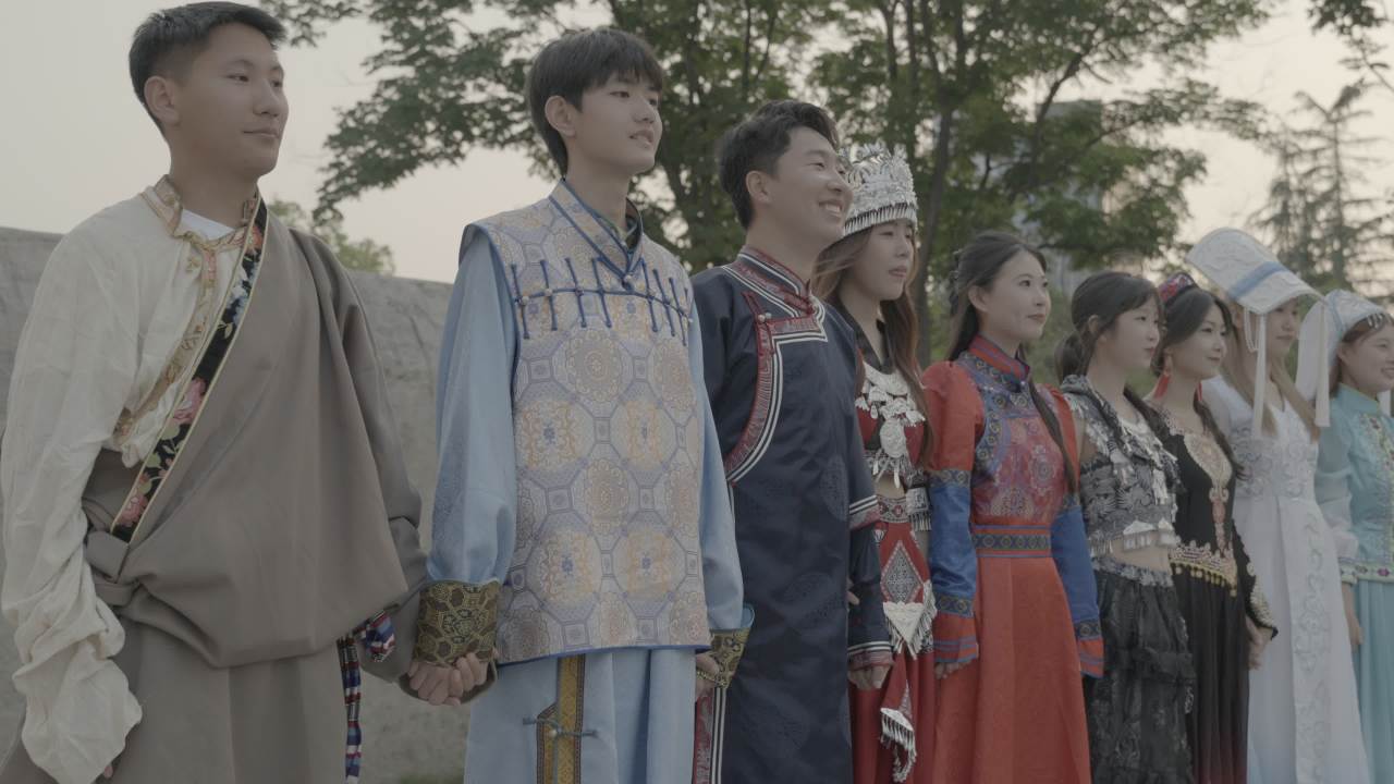 民族服饰舞动青春