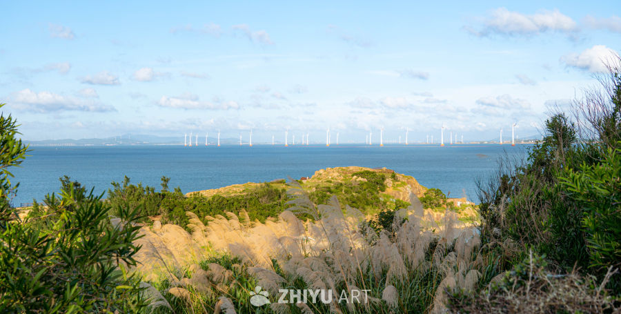 海上风电与海岸美景
