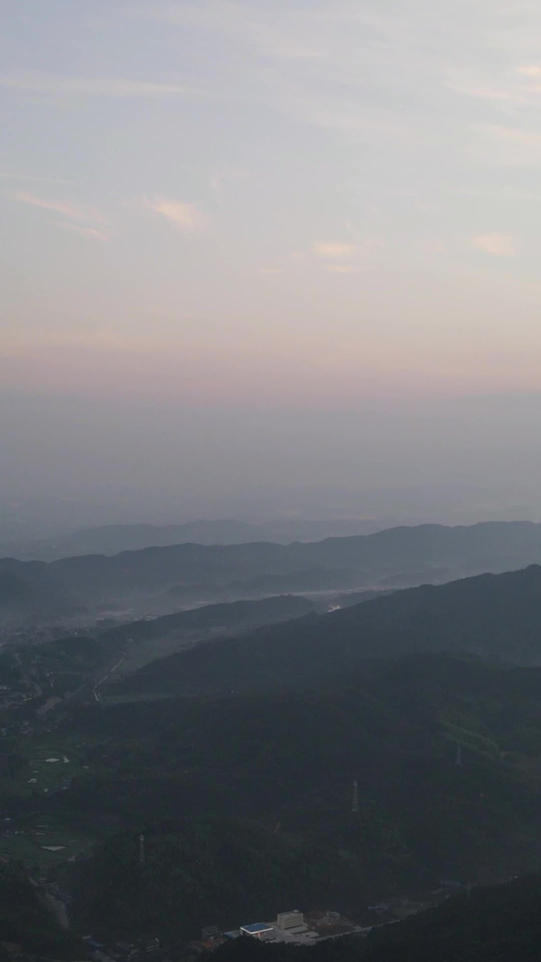 清晨大山迷雾竖屏航拍