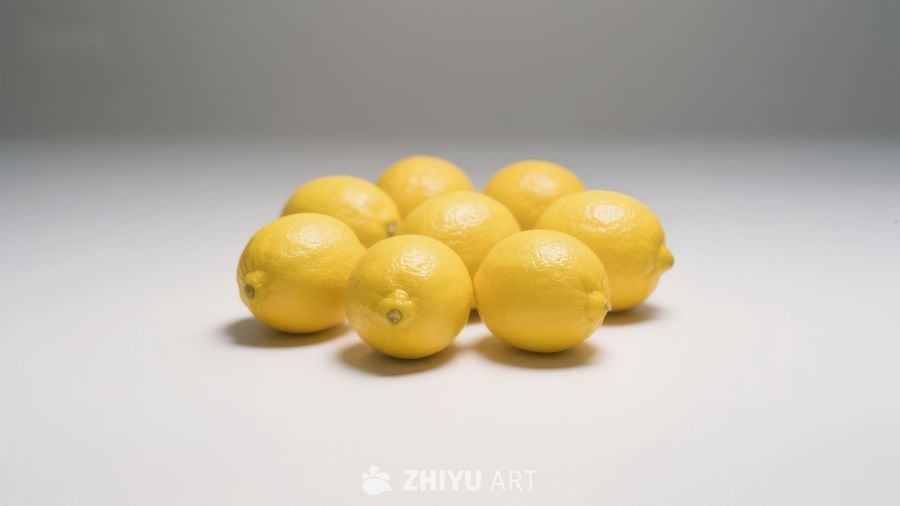 明亮背景下的黄色柠檬群