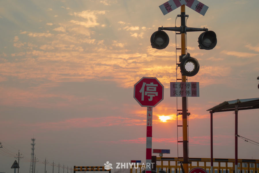 铁路道口的黄昏