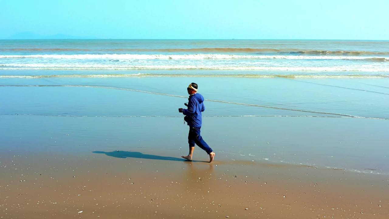 人在海滩漫步海景