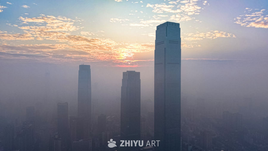 晨雾中的城市天际线