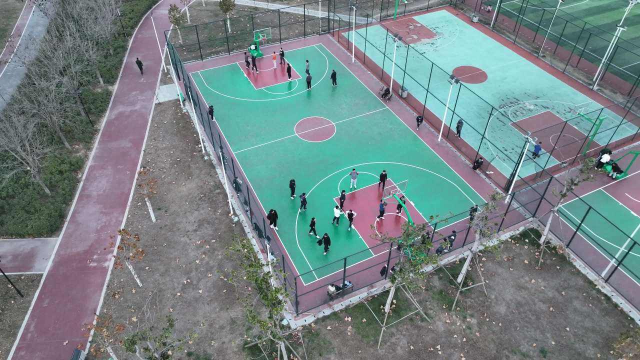 户外篮球场的活力时刻
