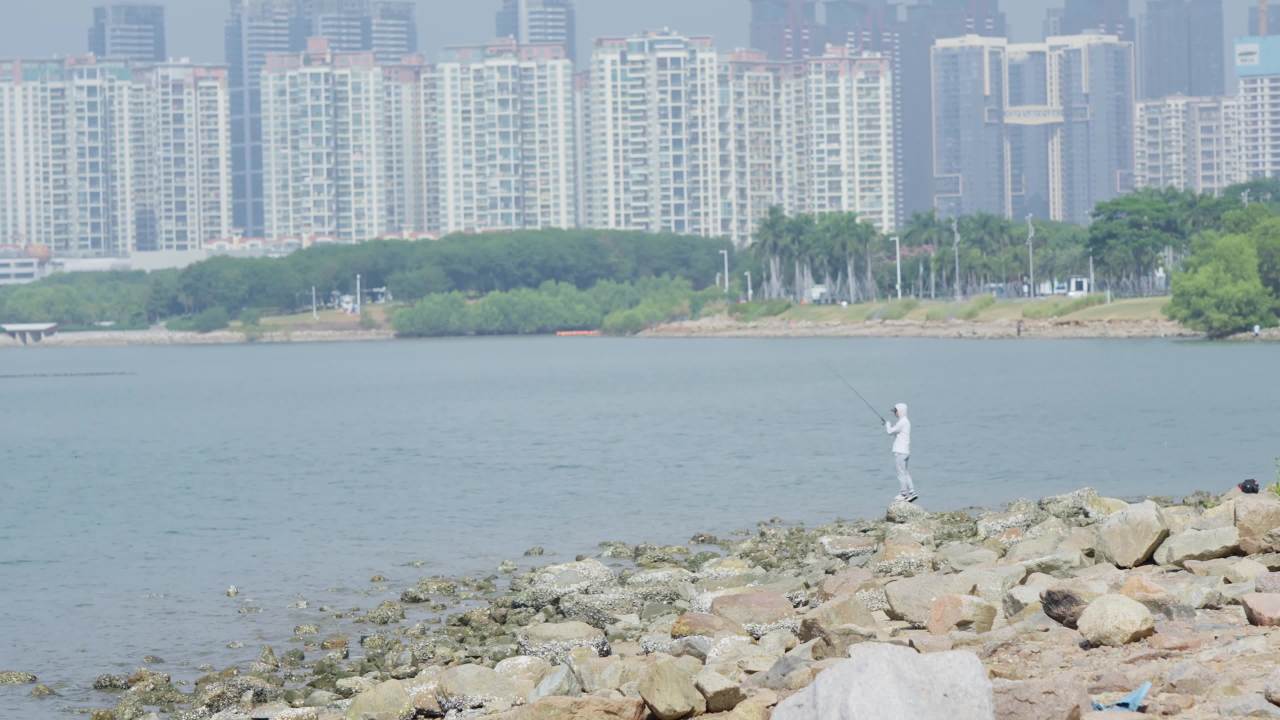 海边钓鱼的人