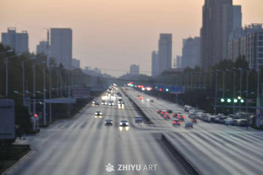 黄昏时的城市街头
