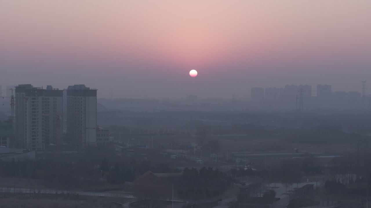 晨雾中的城市日出