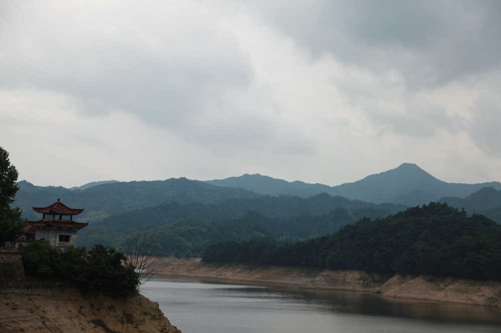 山峦和水库