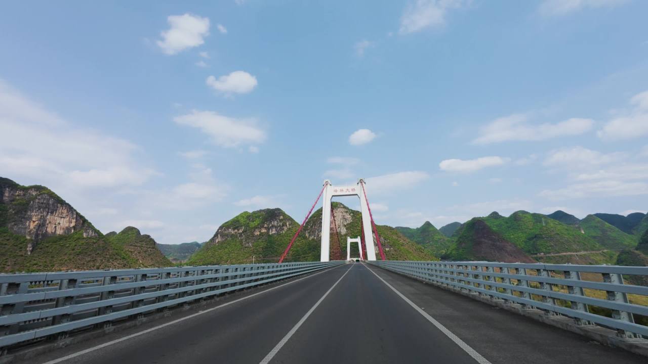 4k车辆行驶在高速公路桥上第一视角