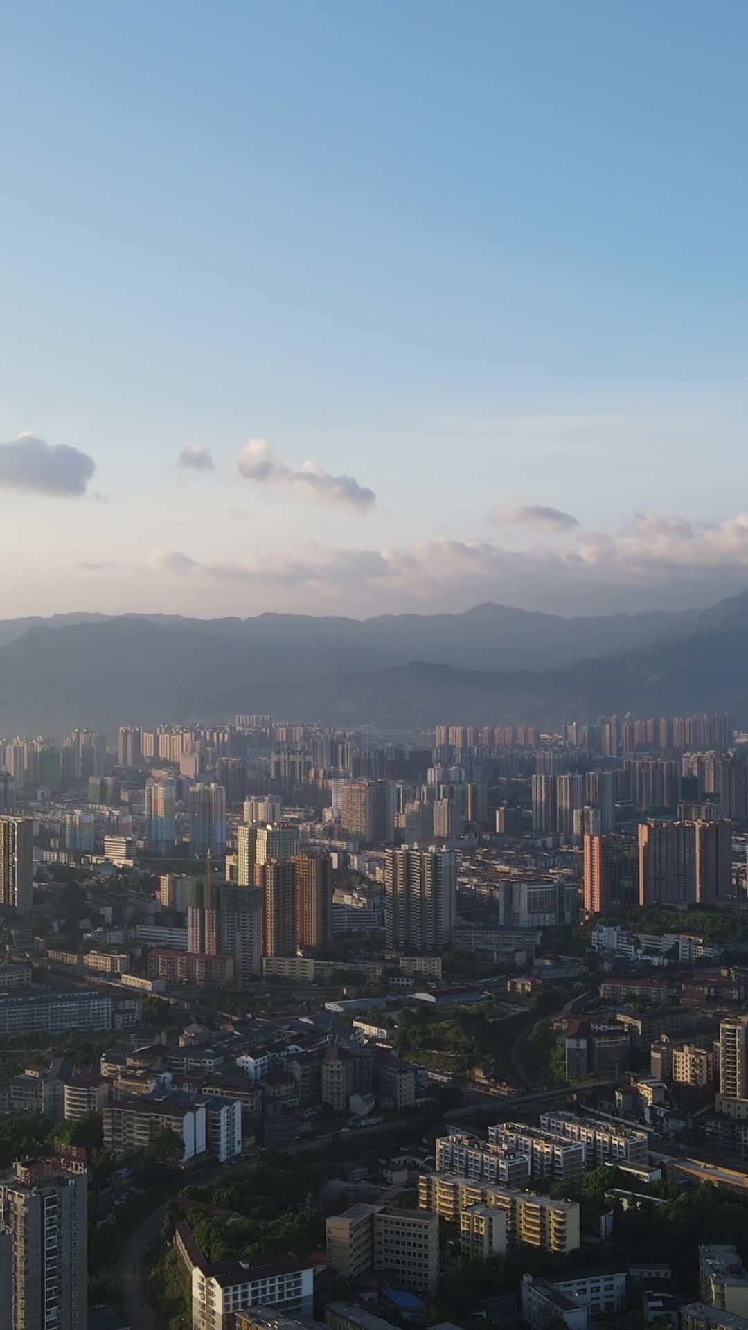 城市日落与山脉的宁静之美