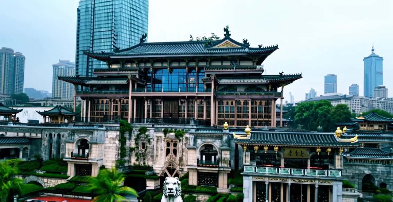 在城市背景下，一栋具有中国古典风格的建筑，建筑主体