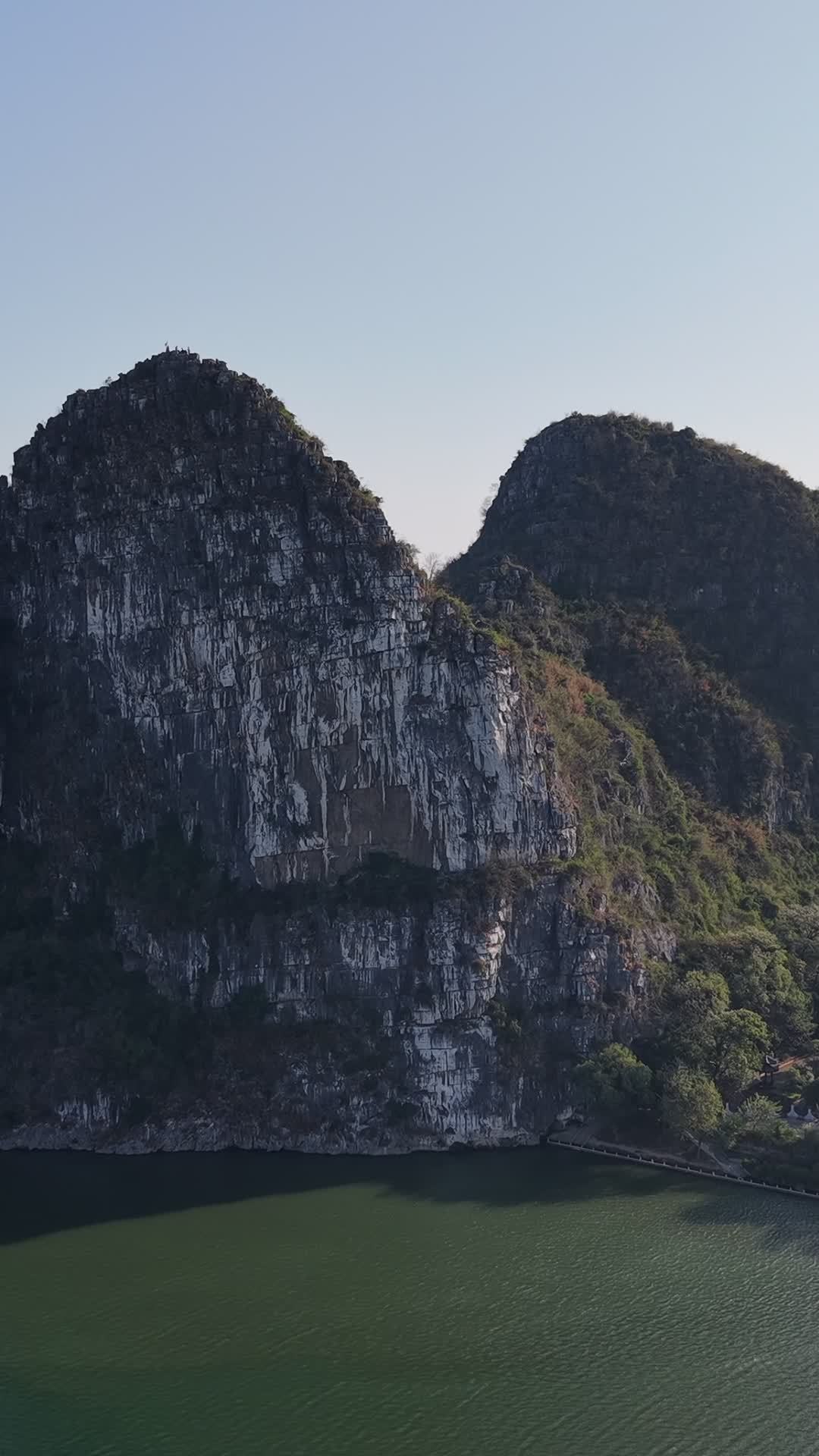晨曦中的山水画卷