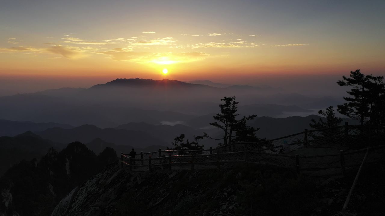 日出山巅观云海