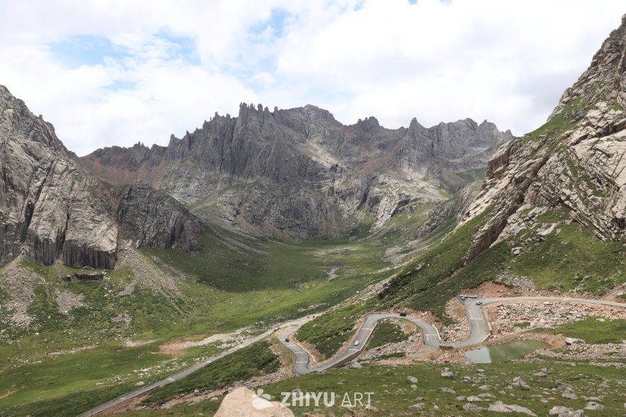 高山峡谷间的蜿蜒之路