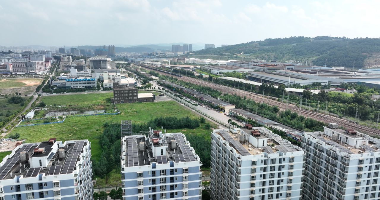 昆明火车对冲航拍