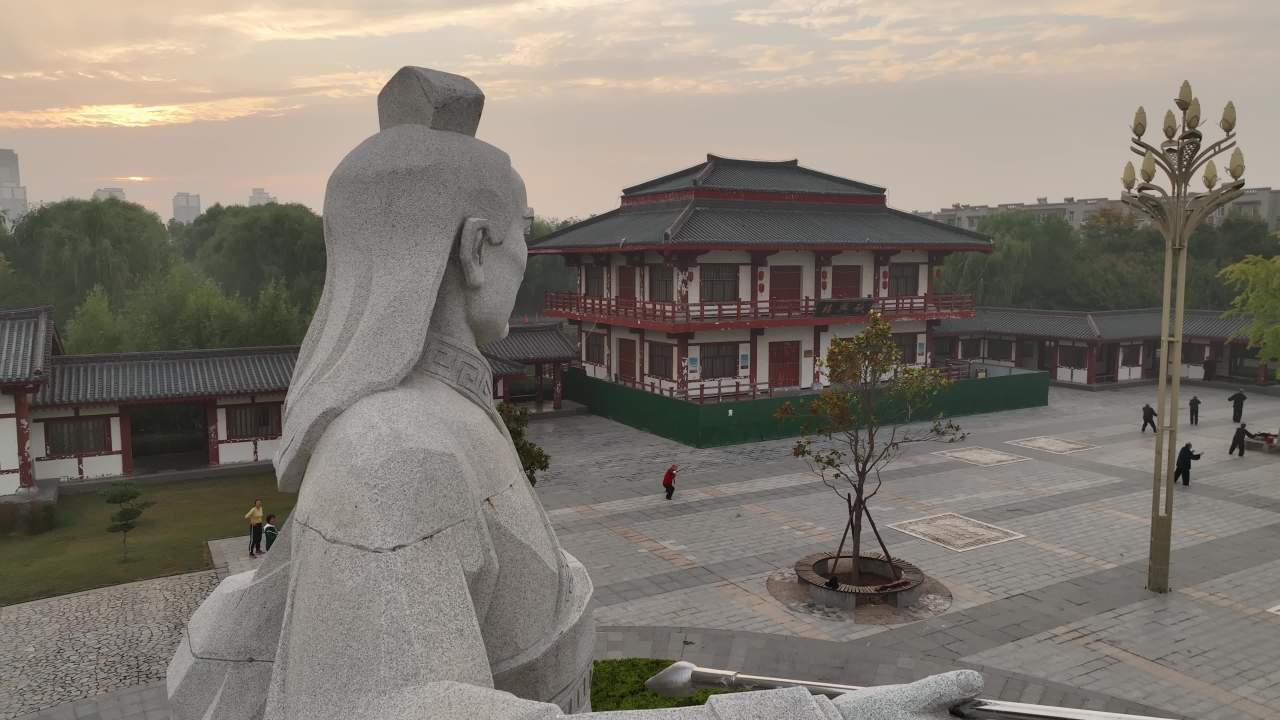 晨曦中的传统广场