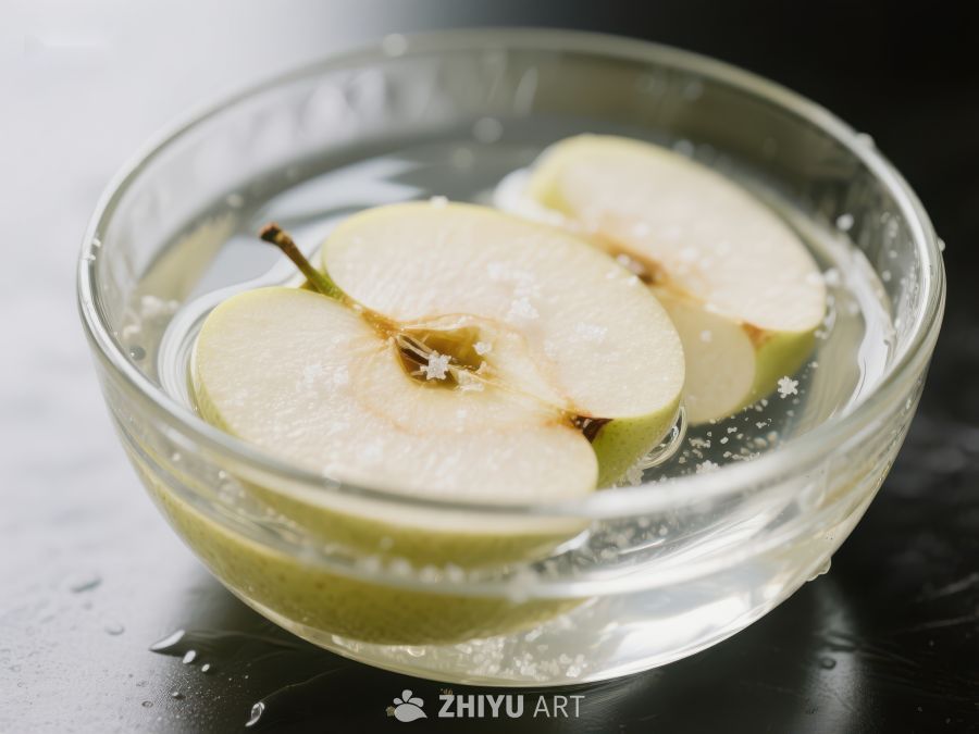 苹果片浸泡在透明碗中 387