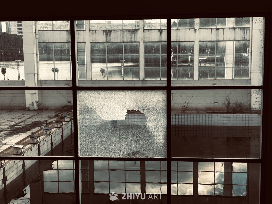 破窗下的废弃工厂