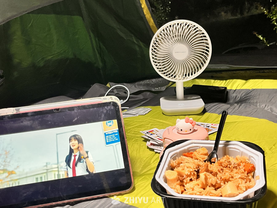 夜晚露营：美食与娱乐