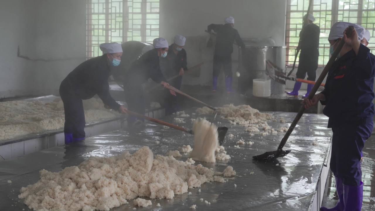 工厂工人们在清理车间