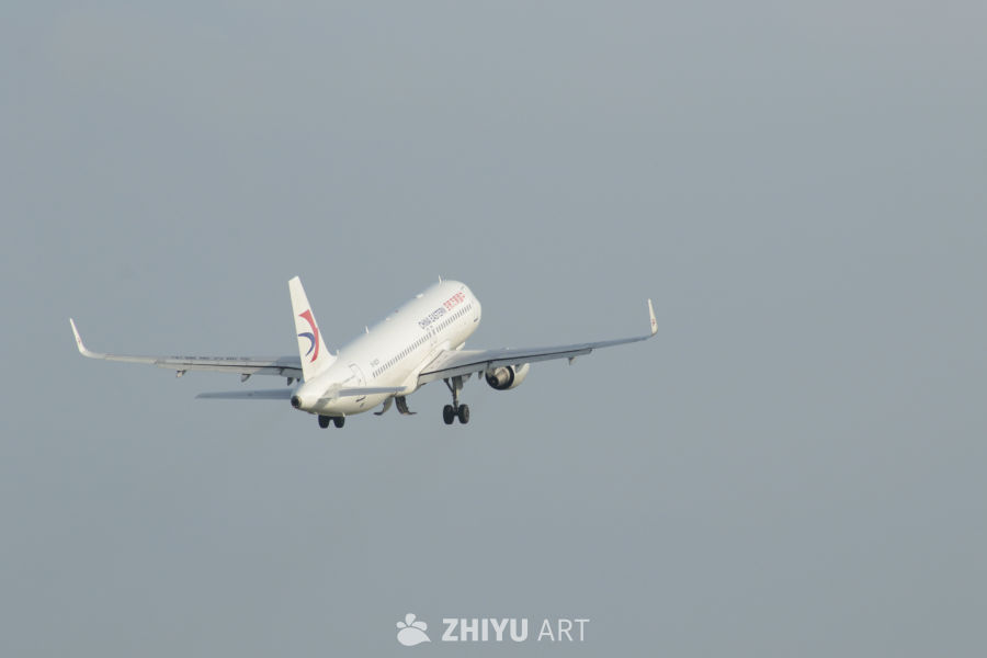 蓝天下的东方航空飞机