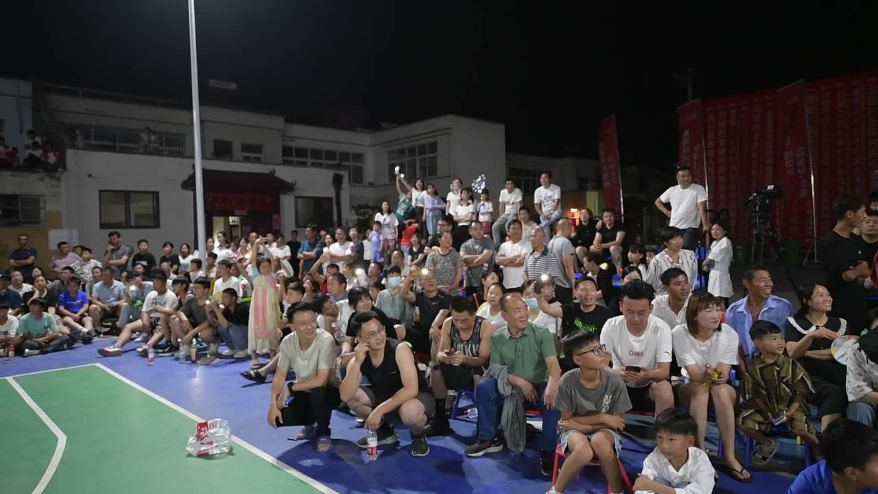 夜间篮球赛现场