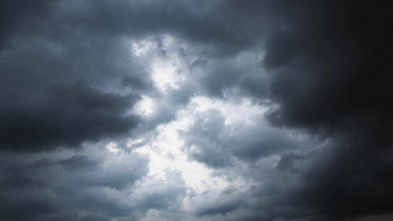 乌云密布遮天蔽日云海翻腾雷阵雨台风 19