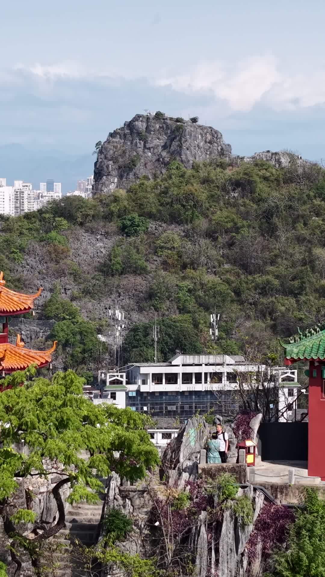 山巅古建筑与自然风光