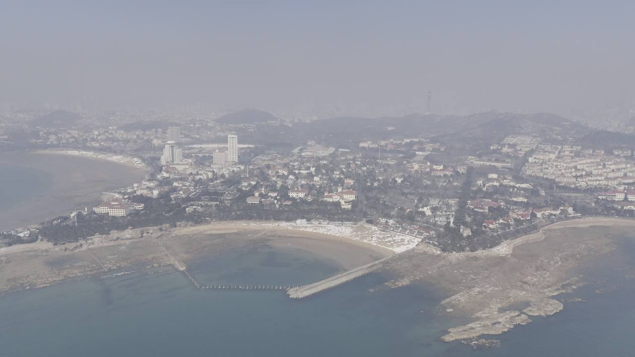 青岛八大关第二海水浴场海边雪景航拍 8