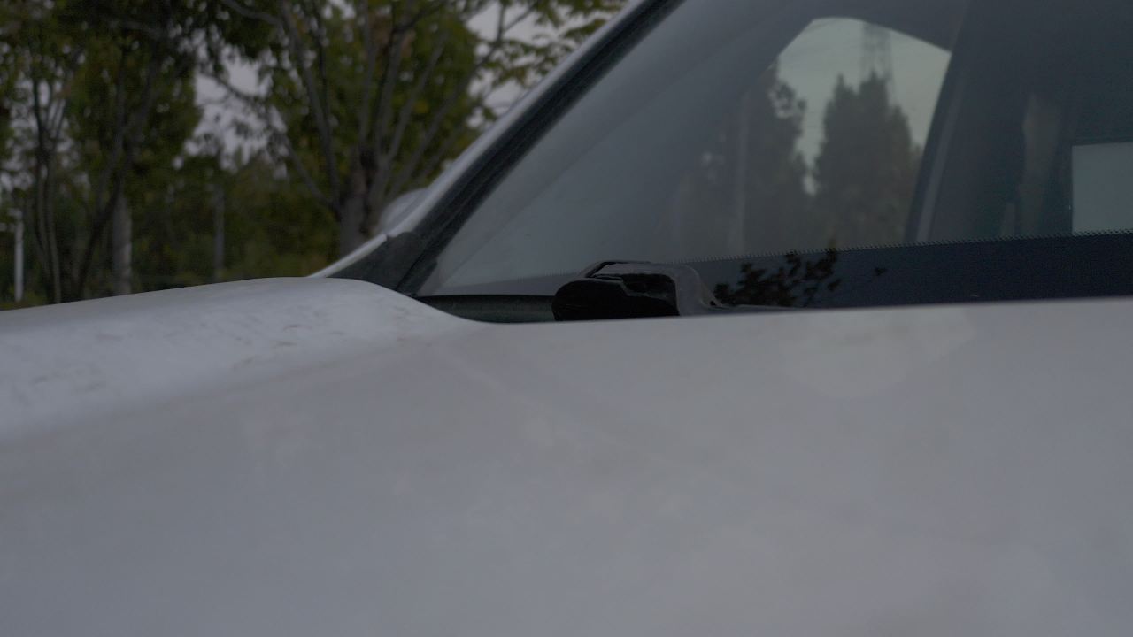 雪中静默的汽车