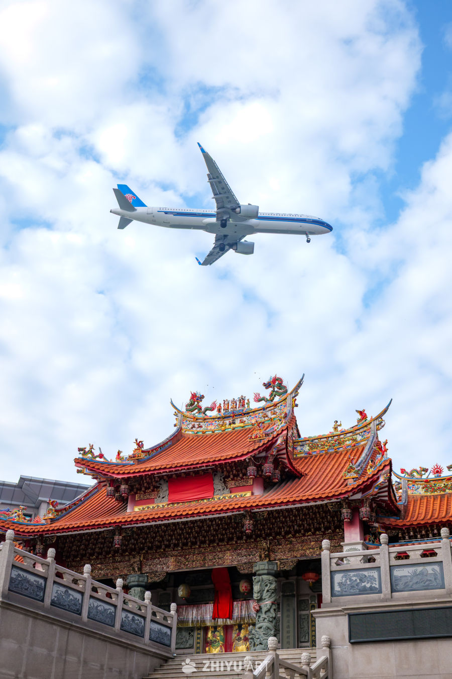飞机飞越传统寺庙