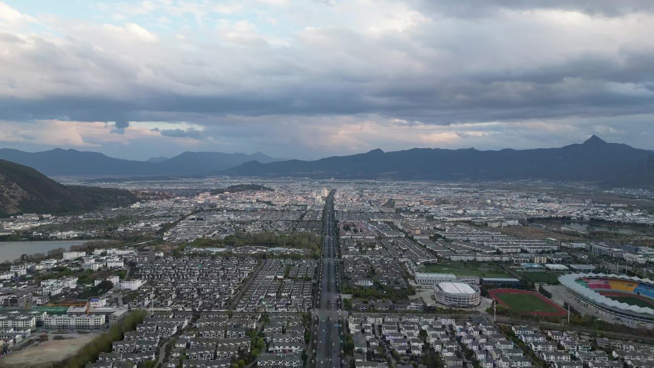 航拍云南丽江城市交通大道
