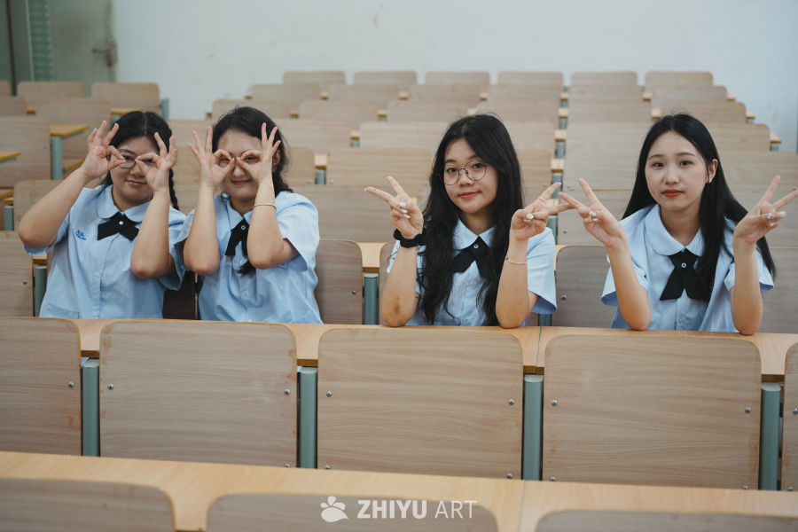 青春笑脸：教室里的欢乐时光