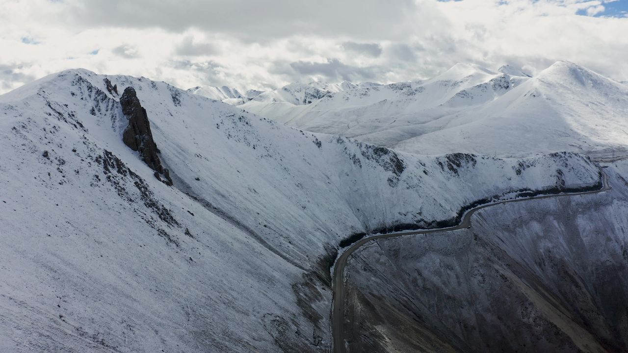 航拍西藏那曲比如县夏拉雪山风景