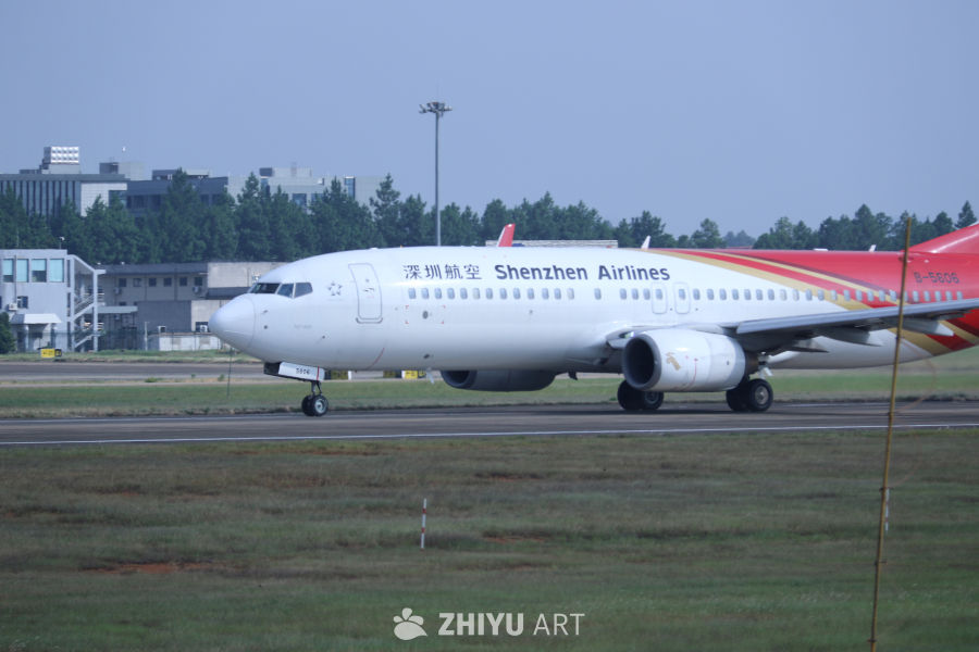 深圳航空飞机准备起飞