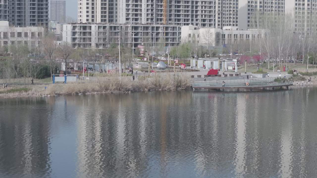 湖畔城市的悠闲时光