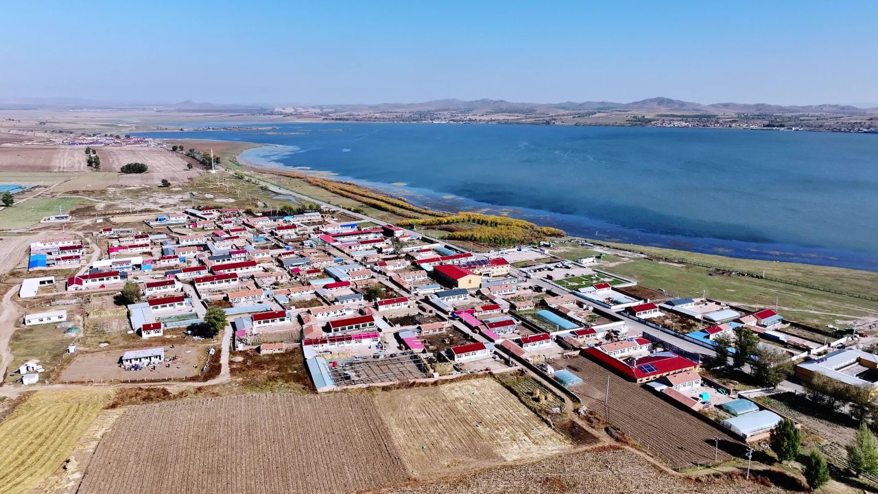 草原湖泊新农村秋景 张家口沽源水泉村