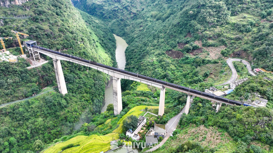 航拍铁路火车桥梁 峡谷瀑布 18